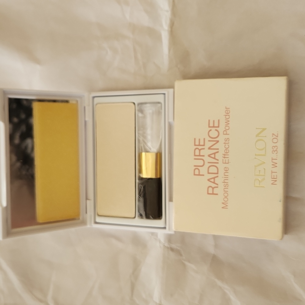 Revlon Pure Radiance Moonstone Powder